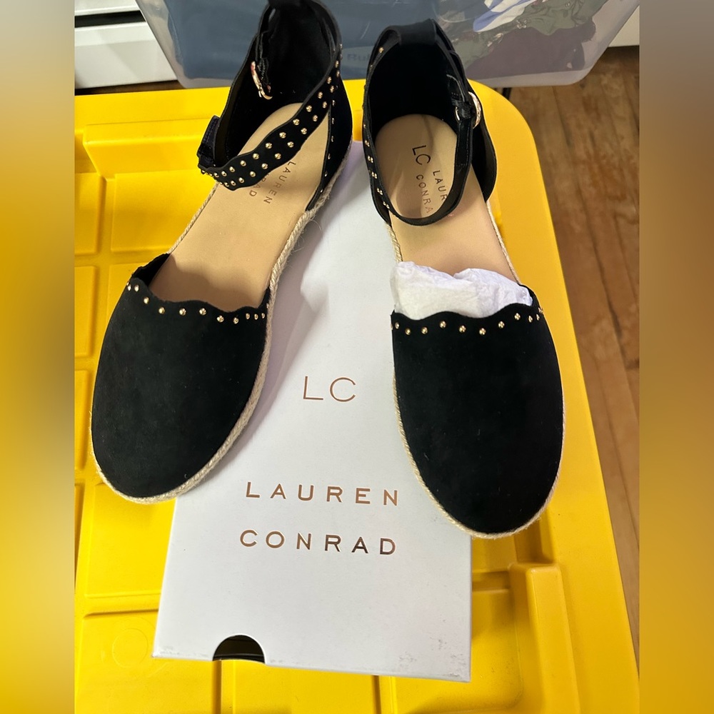 BNWT LAUREN LC FLATS